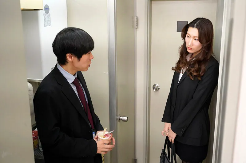 小谷舞花のパンスト股間を舐めるオフィス残業