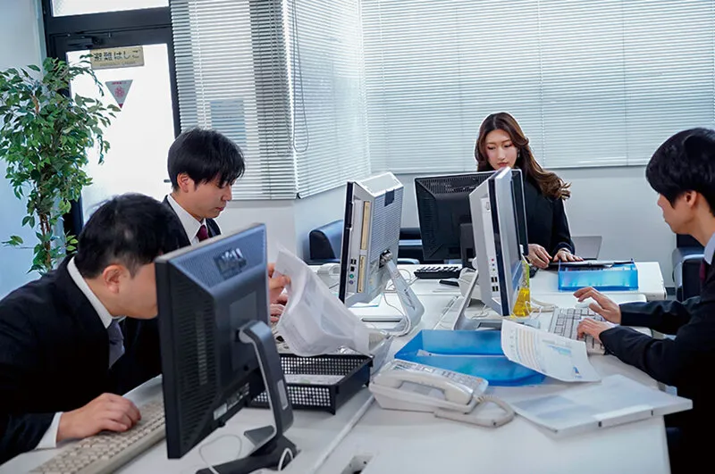 小谷舞花のパンスト股間を舐めるオフィス残業