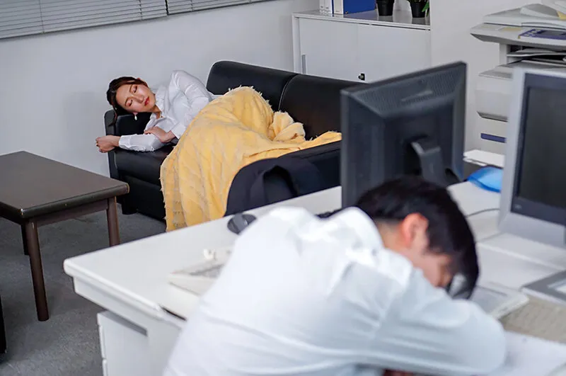 小谷舞花のパンスト股間を舐めるオフィス残業