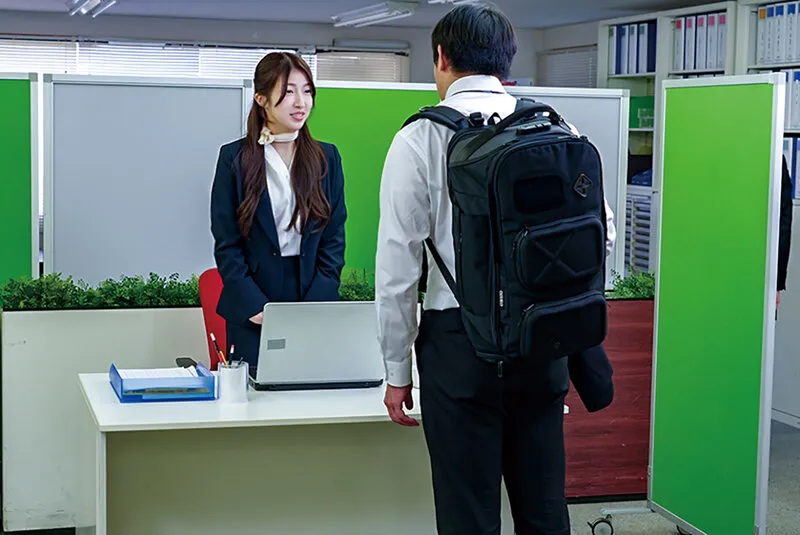 タイトスーツ姿の受付嬢あかね麗