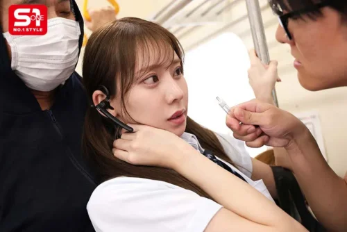 楓ふうあの美脚捜査官コスプレシーン